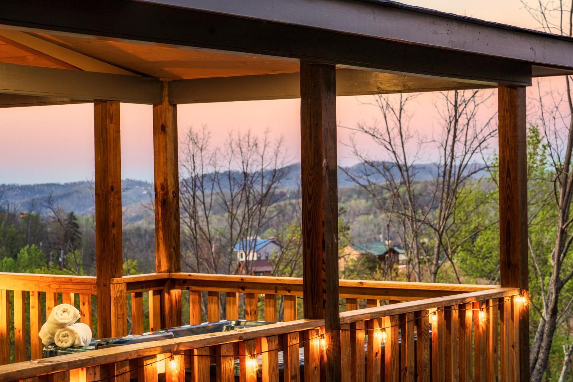 Mountainscape - Brand New Cabin W Views - Hottub - Firetable - Ps5 - Pooltable - 3 Pools 蓋特林堡 外观 照片