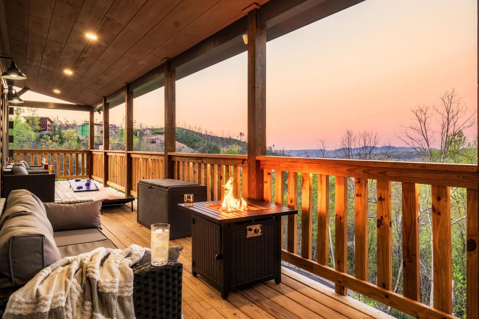 Mountainscape - Brand New Cabin W Views - Hottub - Firetable - Ps5 - Pooltable - 3 Pools 蓋特林堡 外观 照片