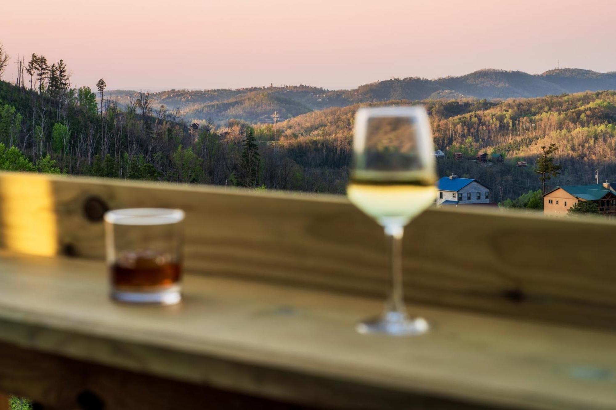 Mountainscape - Brand New Cabin W Views - Hottub - Firetable - Ps5 - Pooltable - 3 Pools 蓋特林堡 外观 照片