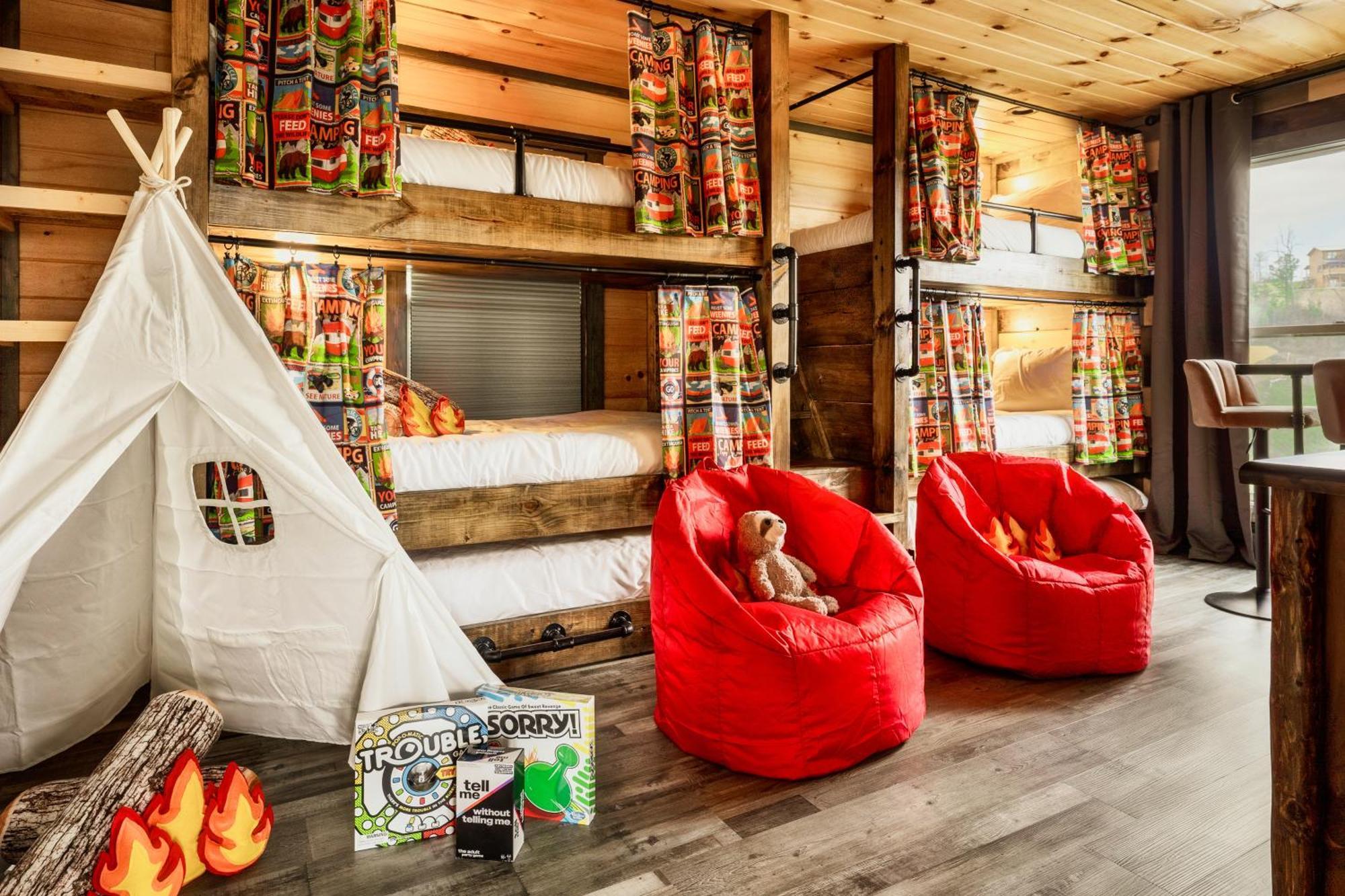 Mountainscape - Brand New Cabin W Views - Hottub - Firetable - Ps5 - Pooltable - 3 Pools 蓋特林堡 外观 照片